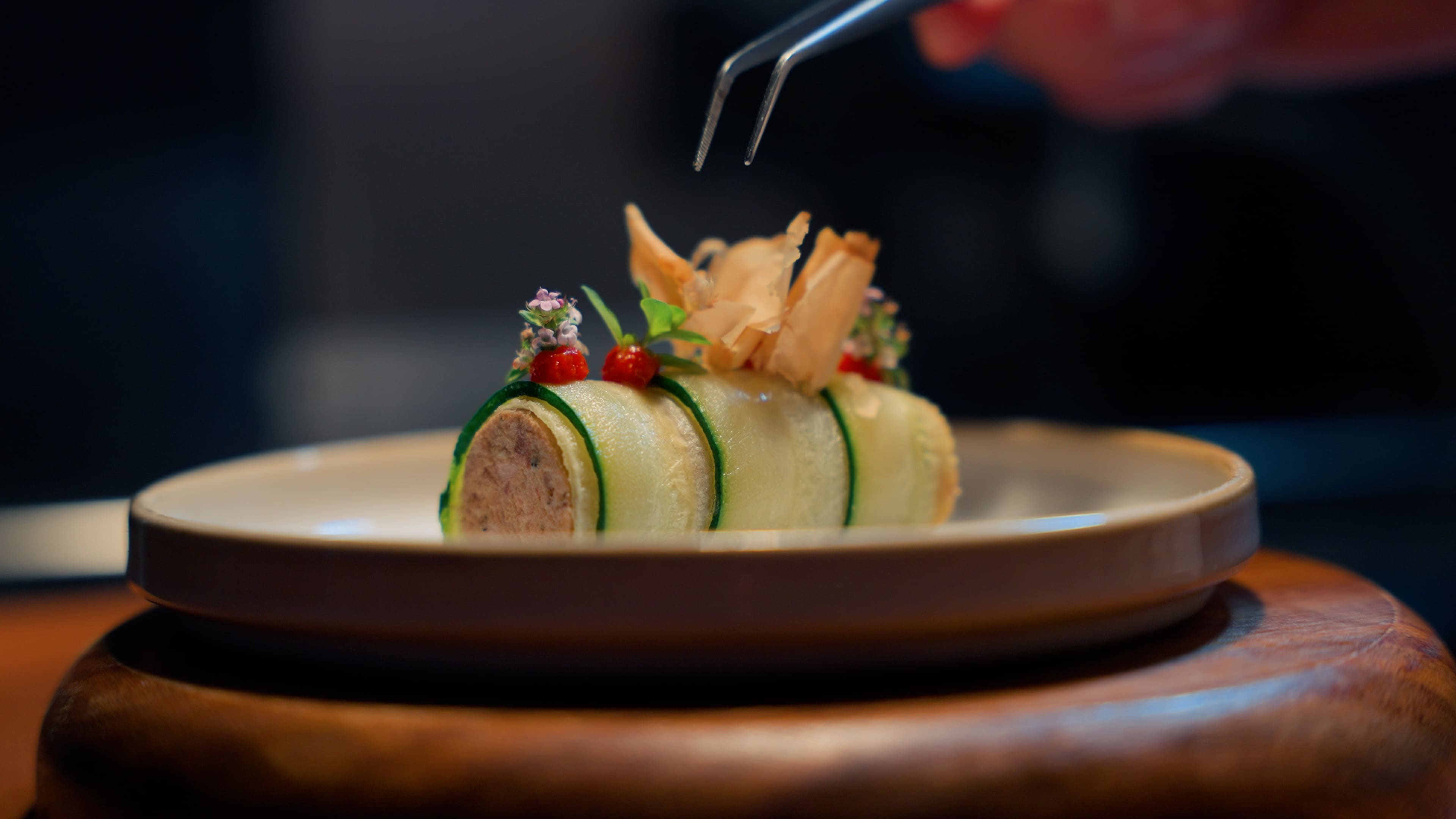Plat signature dressé — film culinaire haut de gamme