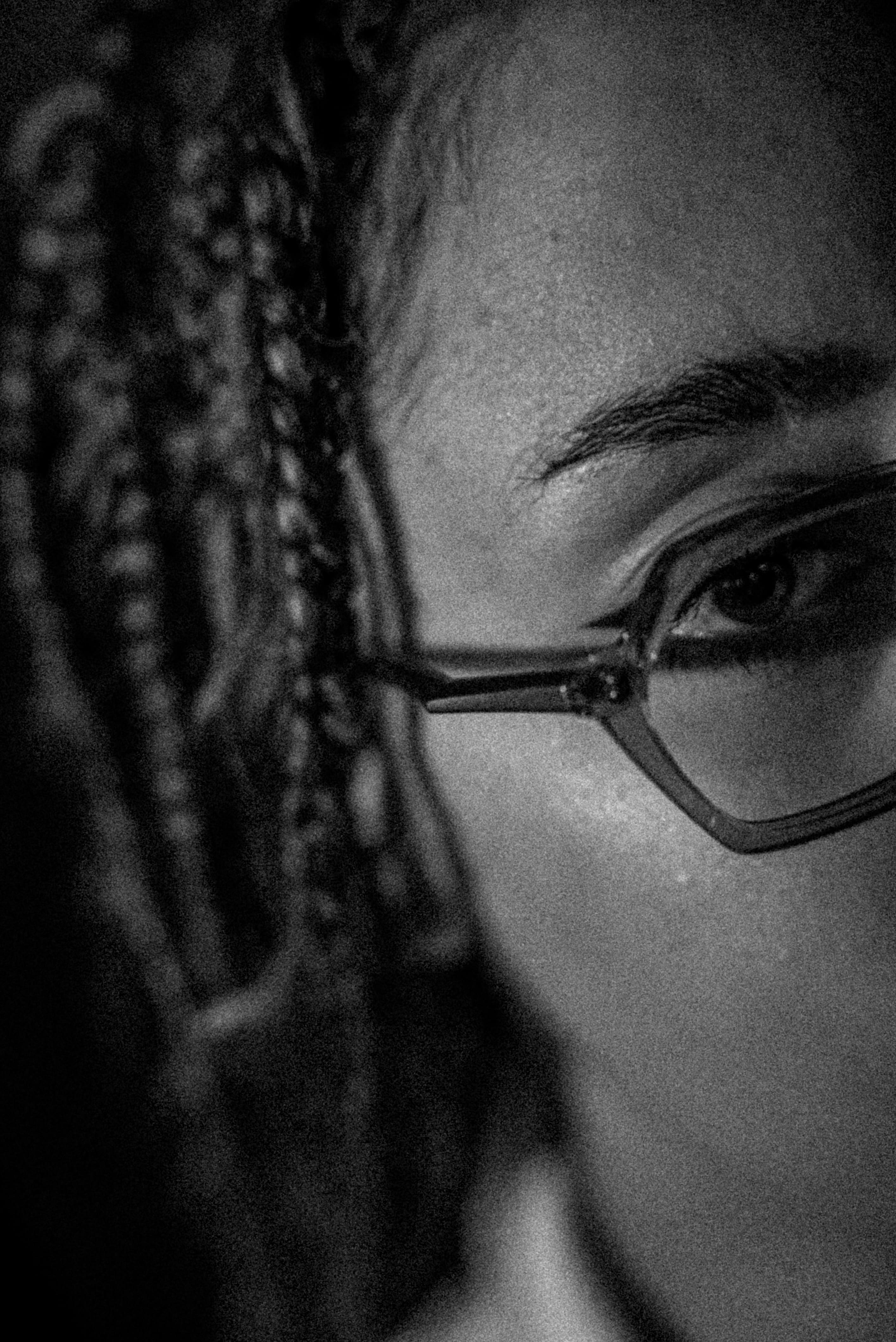 Regard derrière la monture — portrait noir et blanc
