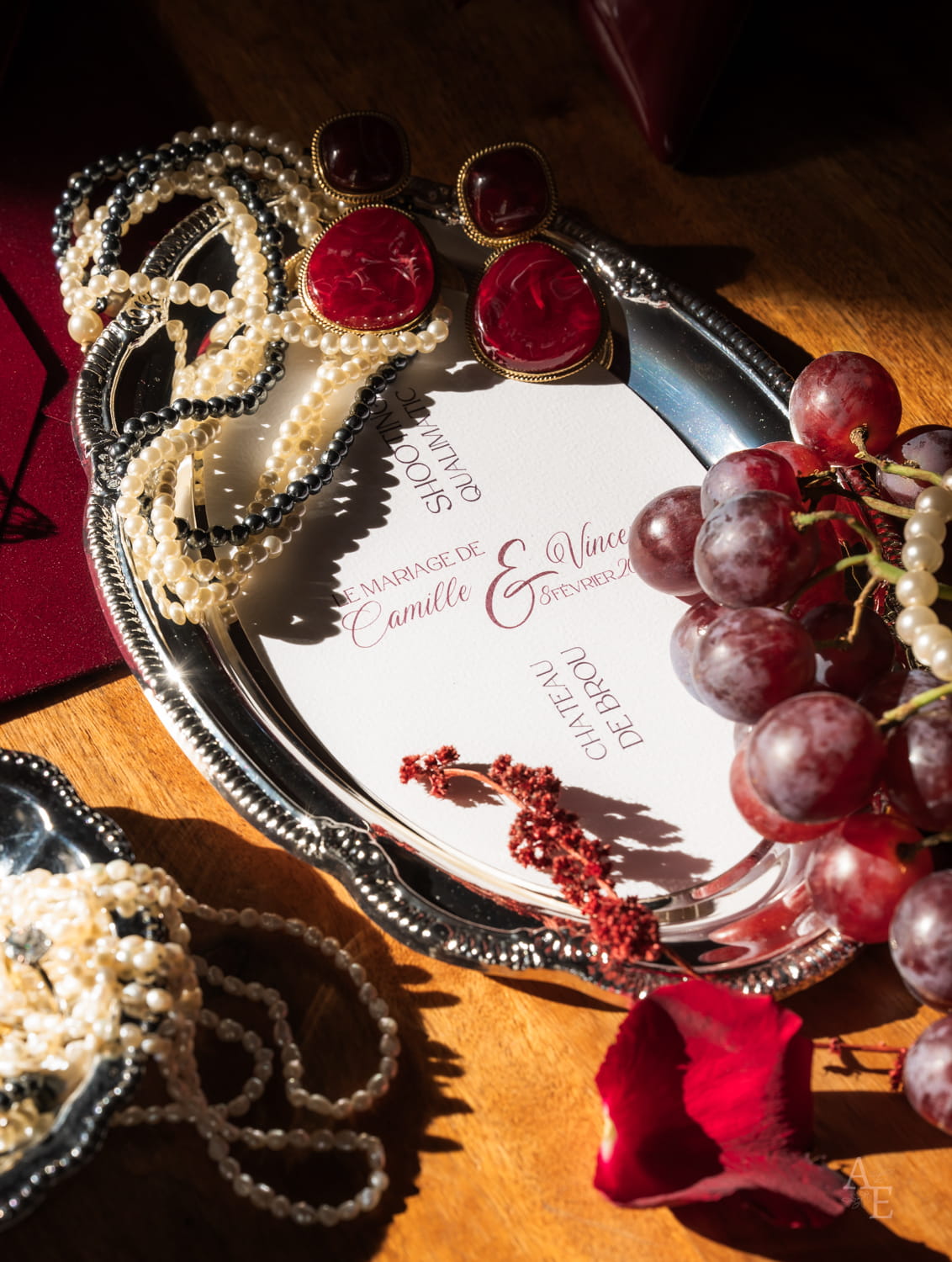 Détail mariage : grappes de raisin et bijoux