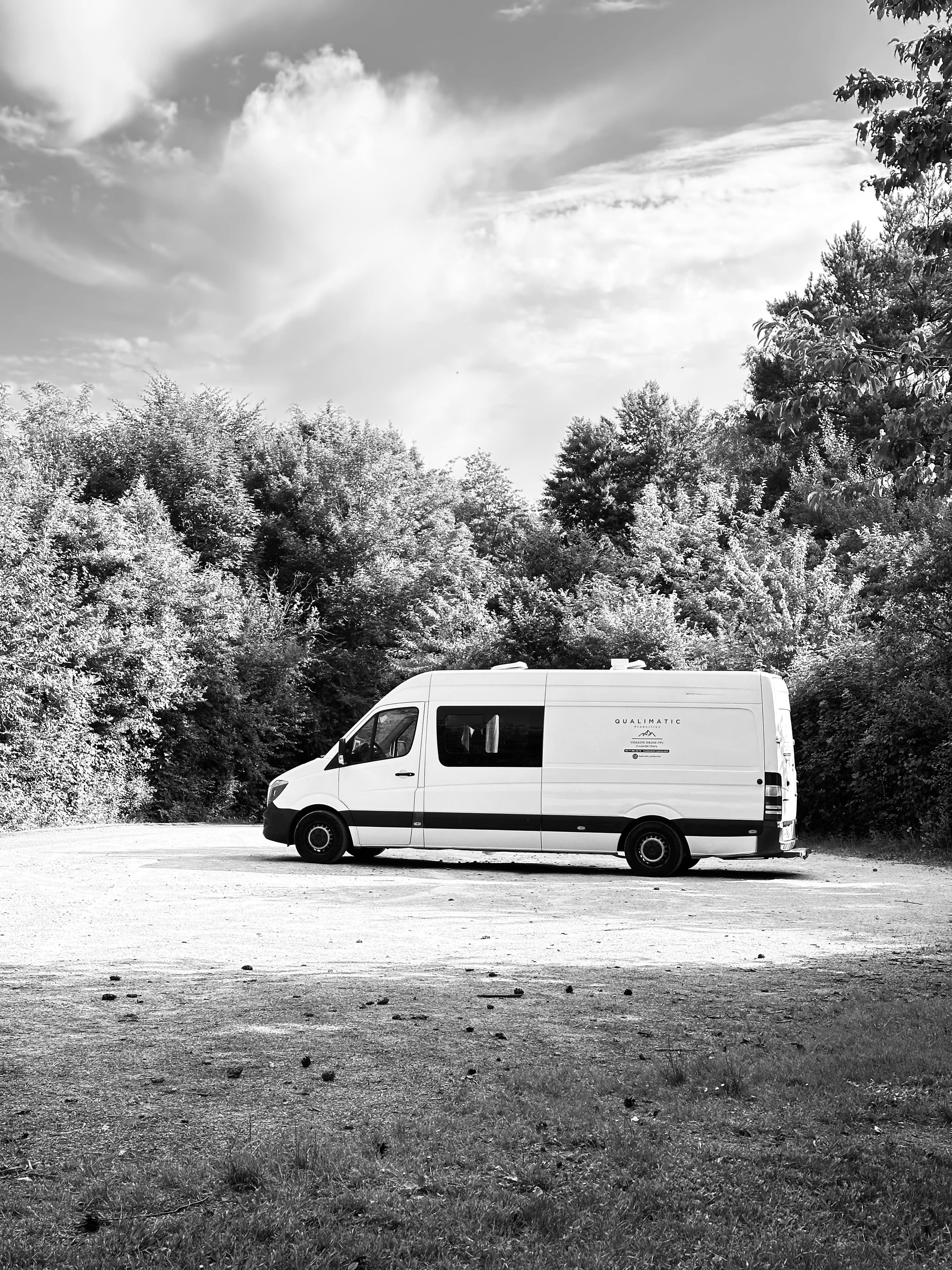 Le van aménagé Qualimatic Production garé en pleine nature